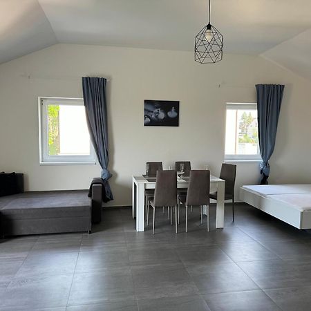 Apartman Byt 75M2 Klid Priroda Pro Rodinu Prága Kültér fotó
