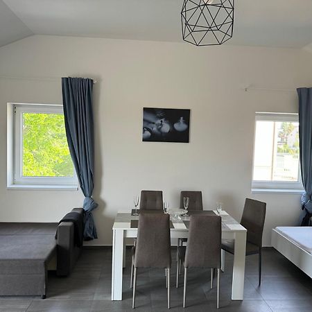 Apartman Byt 75M2 Klid Priroda Pro Rodinu Prága Kültér fotó