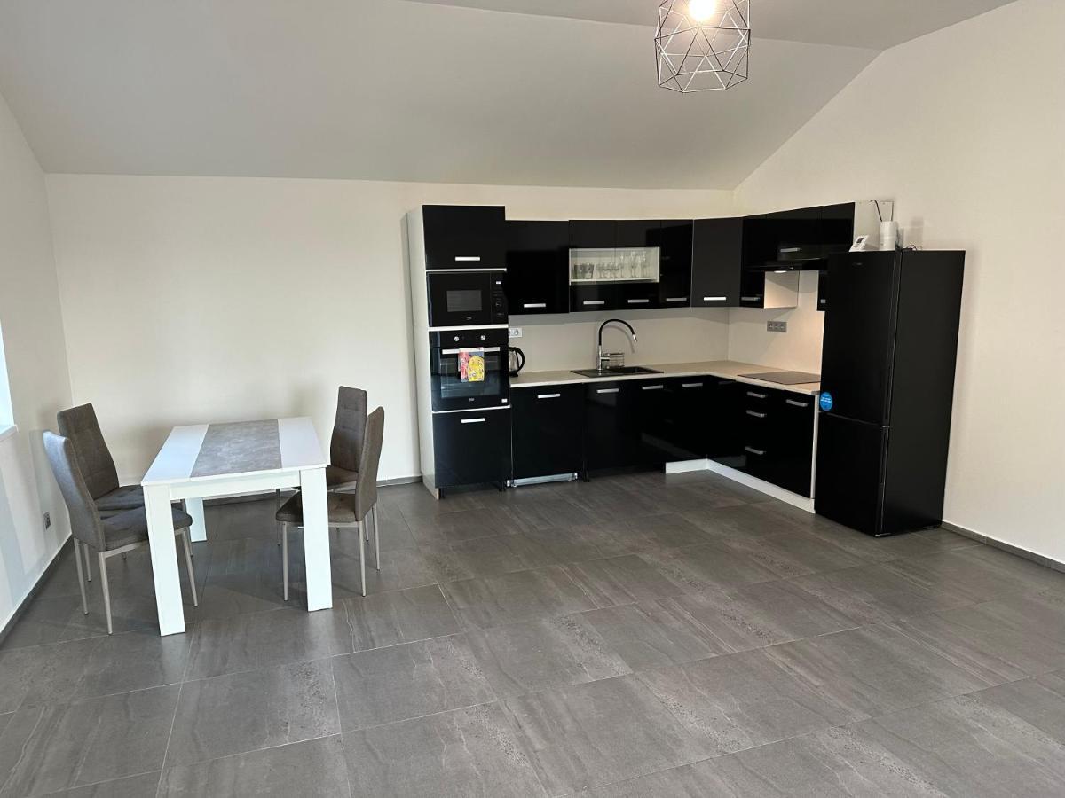 Apartman Byt 75M2 Klid Priroda Pro Rodinu Prága Kültér fotó